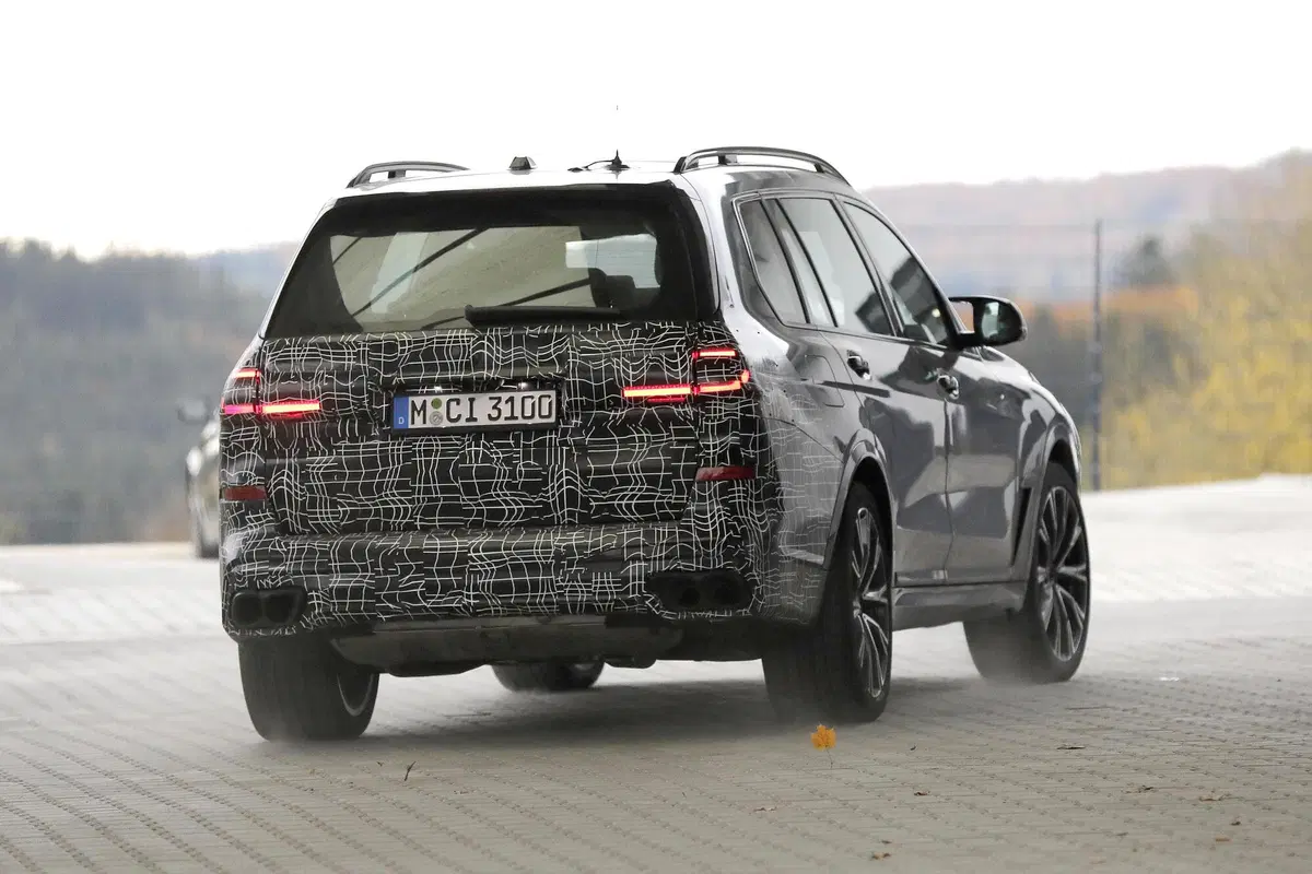 BMW X7 restyling, le foto spia (11)