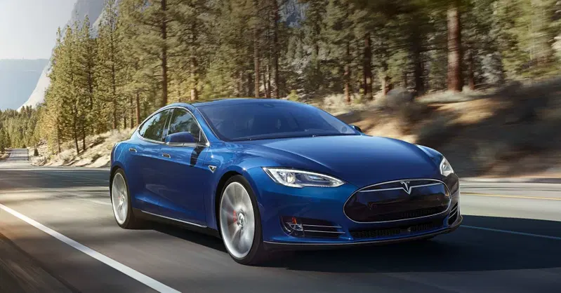 Lezione di economia (base) applicata all'auto: se le Tesla tirano il listino sale di 5.000 euro