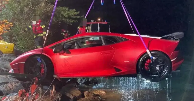 Lamborghini 15 metri sotto (il livello dell'acqua): 30enne con la Huracan vola nel lago [foto]