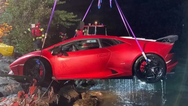 Lamborghini 15 metri sotto (il livello dell'acqua): 30enne con la Huracan vola nel lago [foto]