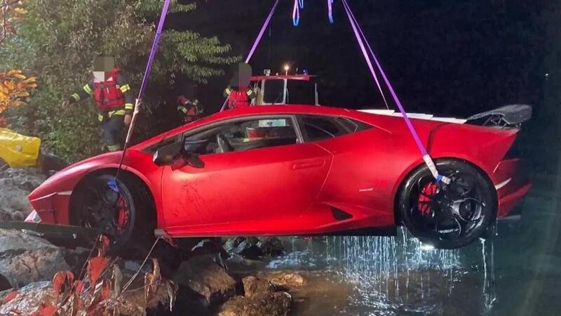 Lamborghini 15 metri sotto (il livello dell&#039;acqua): 30enne con la Huracan vola nel lago [foto]