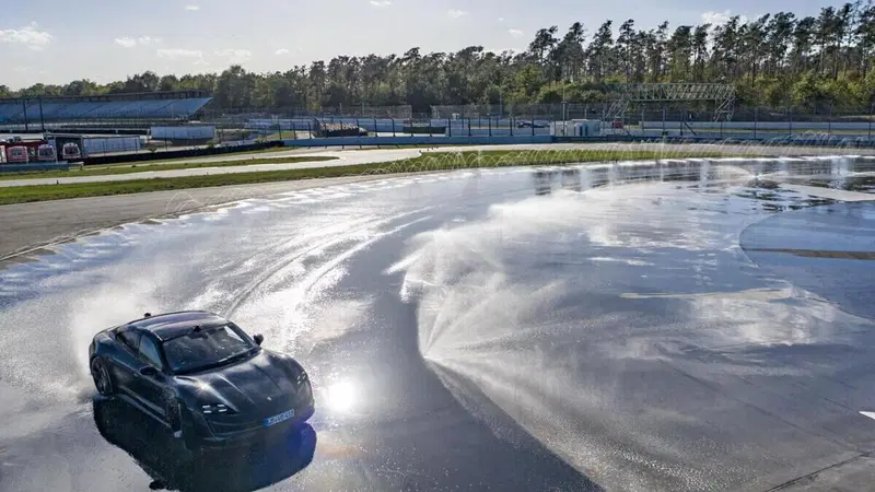 I vantaggi dell'elettrico, Con la Taycan supera termiche e anche l'alluvione [video]