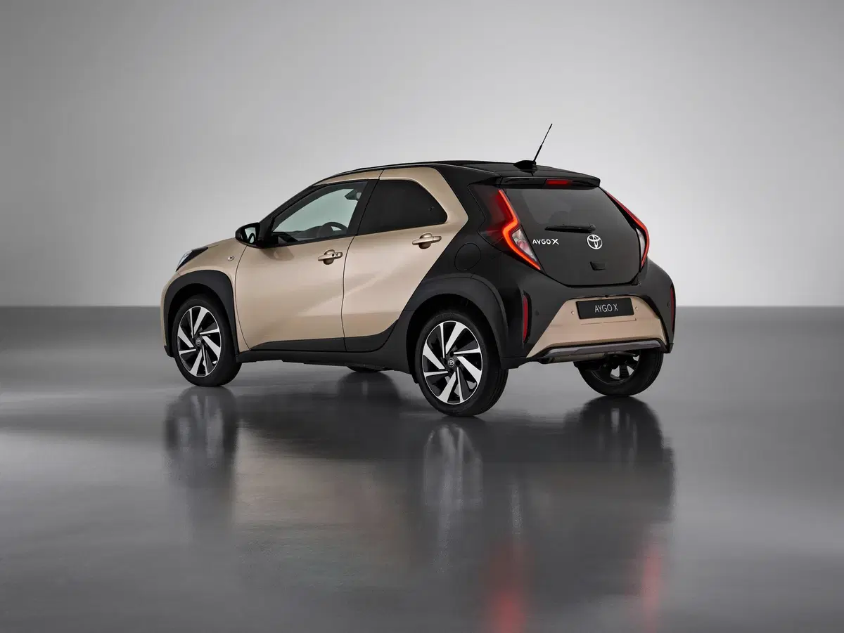 Ecco Toyota Aygo X, Grintosa amante dell'Europa con tetto in tela ma senza spina [no hybrid] (2)