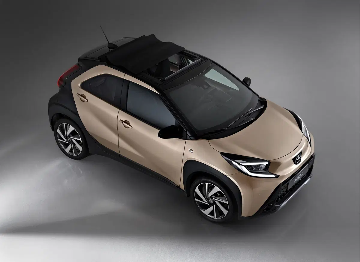 Ecco Toyota Aygo X, Grintosa amante dell'Europa con tetto in tela ma senza spina [no hybrid]
