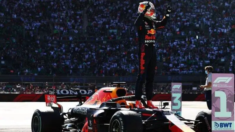 F1, GP Messico 2021: Verstappen sfrutta l'errore di Bottas e allunga nel mondiale