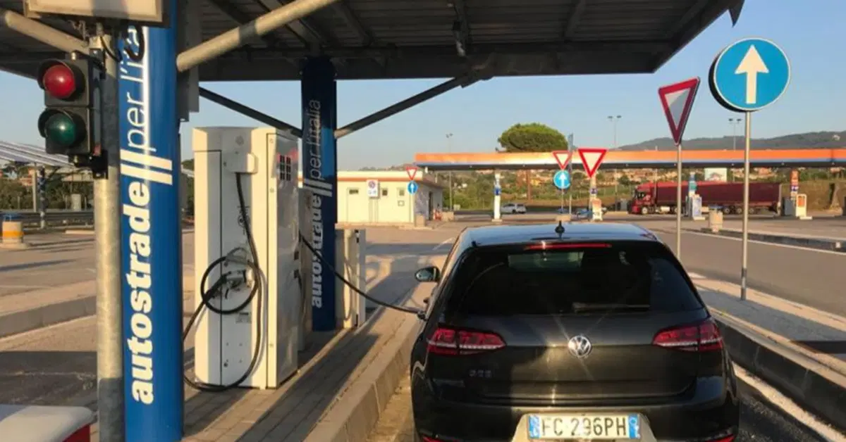 Colonnine in autostrada, parte lo sprint?