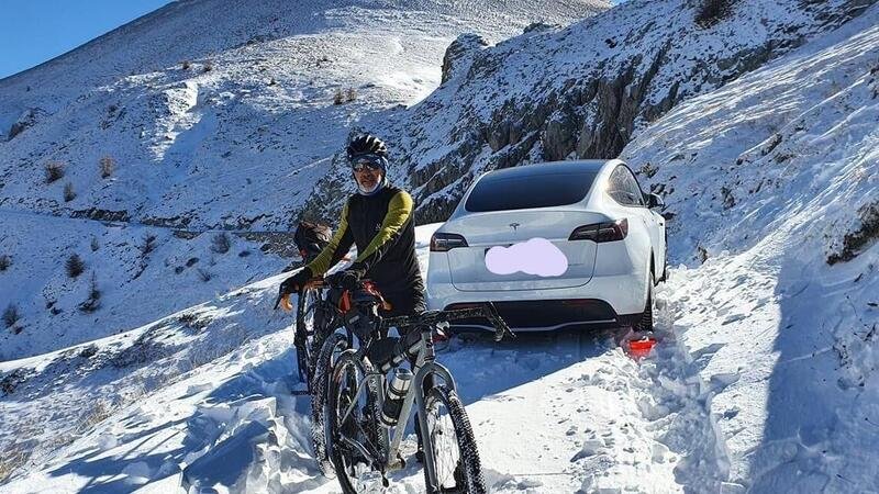 Una Tesla sulle nevi rischia una multa salata 