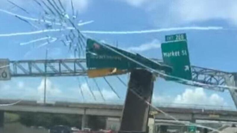 Incidente in Texas: un camion distrugge un cartello stradale