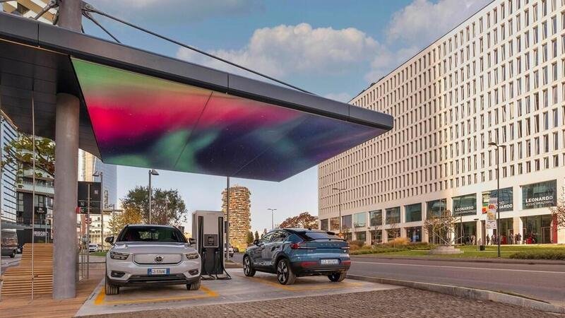 La sperimentazione di sostenibilit&agrave; unisce architettura e auto elettriche, a Milano: Volvo recharge Portanuova