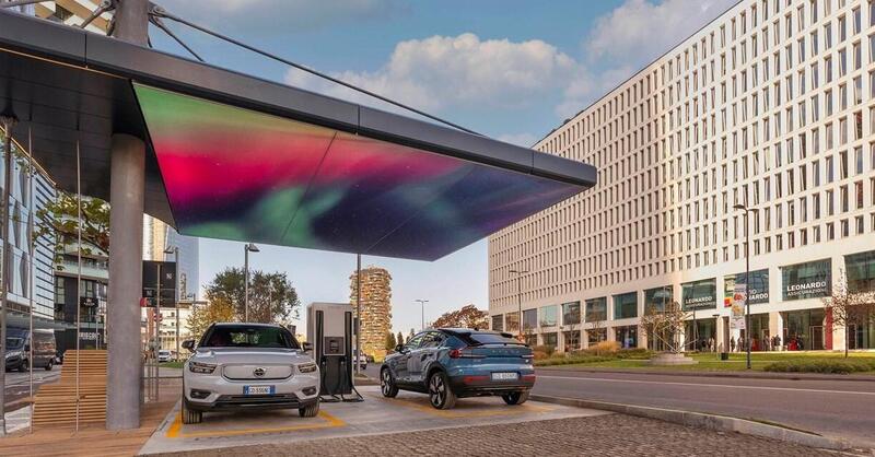 La sperimentazione di sostenibilit&agrave; unisce architettura e auto elettriche, a Milano: Volvo recharge Portanuova