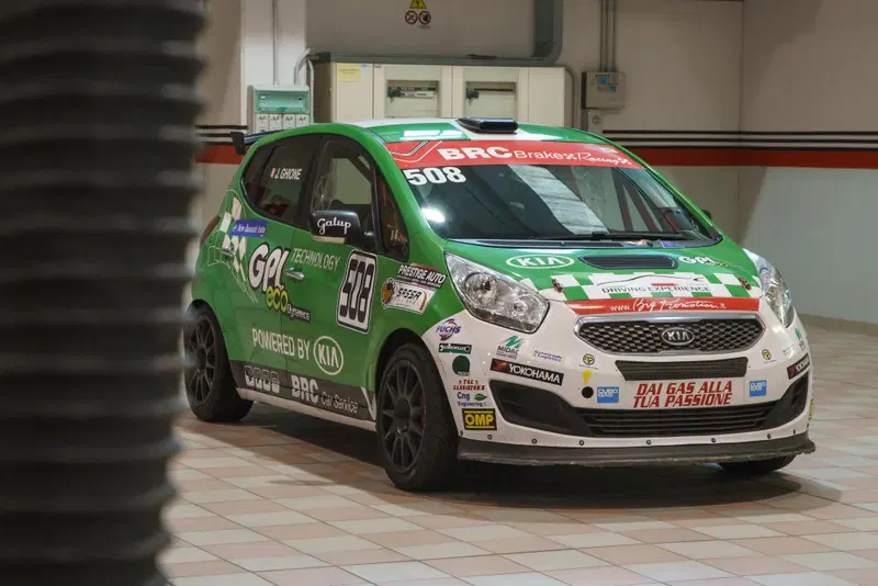 La piccola a gas, elettrificata, che corre in pista grazie a BRC
