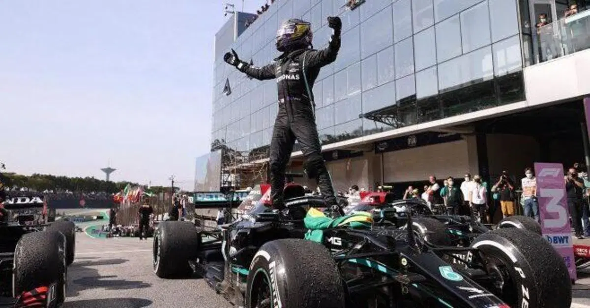 F1, Hamilton: "Questa vittoria dimostra che non bisogna mai mollare"