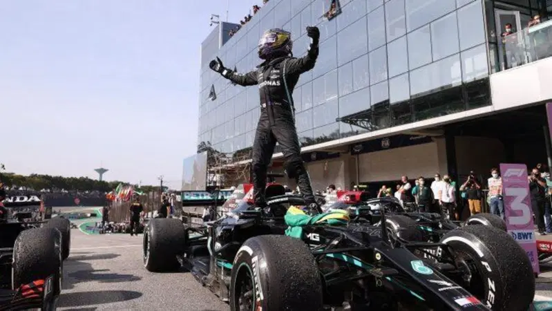 F1, Hamilton: "Questa vittoria dimostra che non bisogna mai mollare"