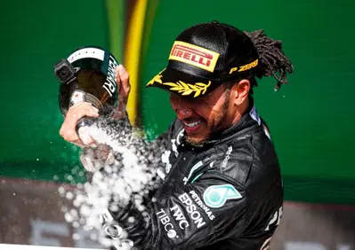 F1, GP Brasile 2021: confermata la vittoria a Hamilton che viene multato di 5.000 euro