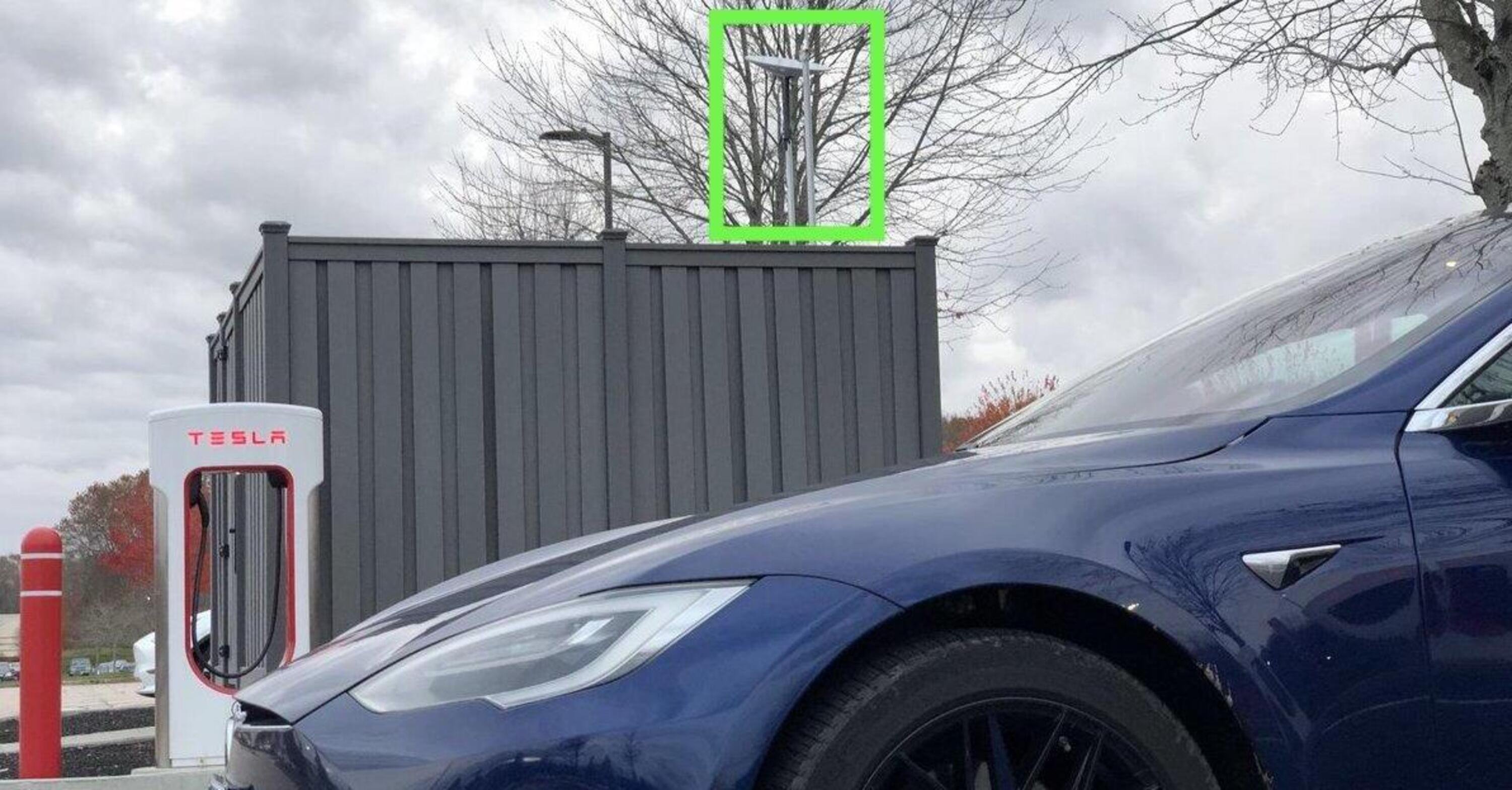 Spuntano le antenne Wi-Fi ai Supercharger di Tesla