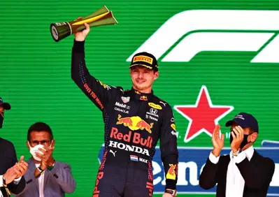 F1, la Mercedes presenta reclamo contro la mancata penalità a Verstappen in Brasile