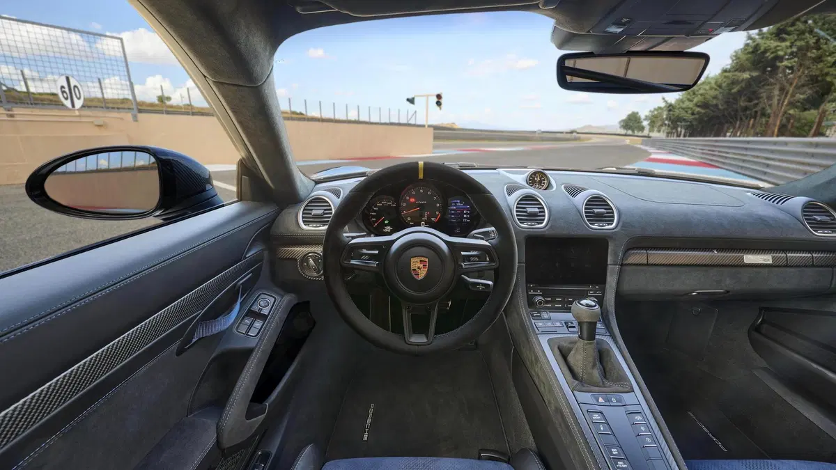 Porsche 718 Cayman GT4 RS, nata per la pista (9)