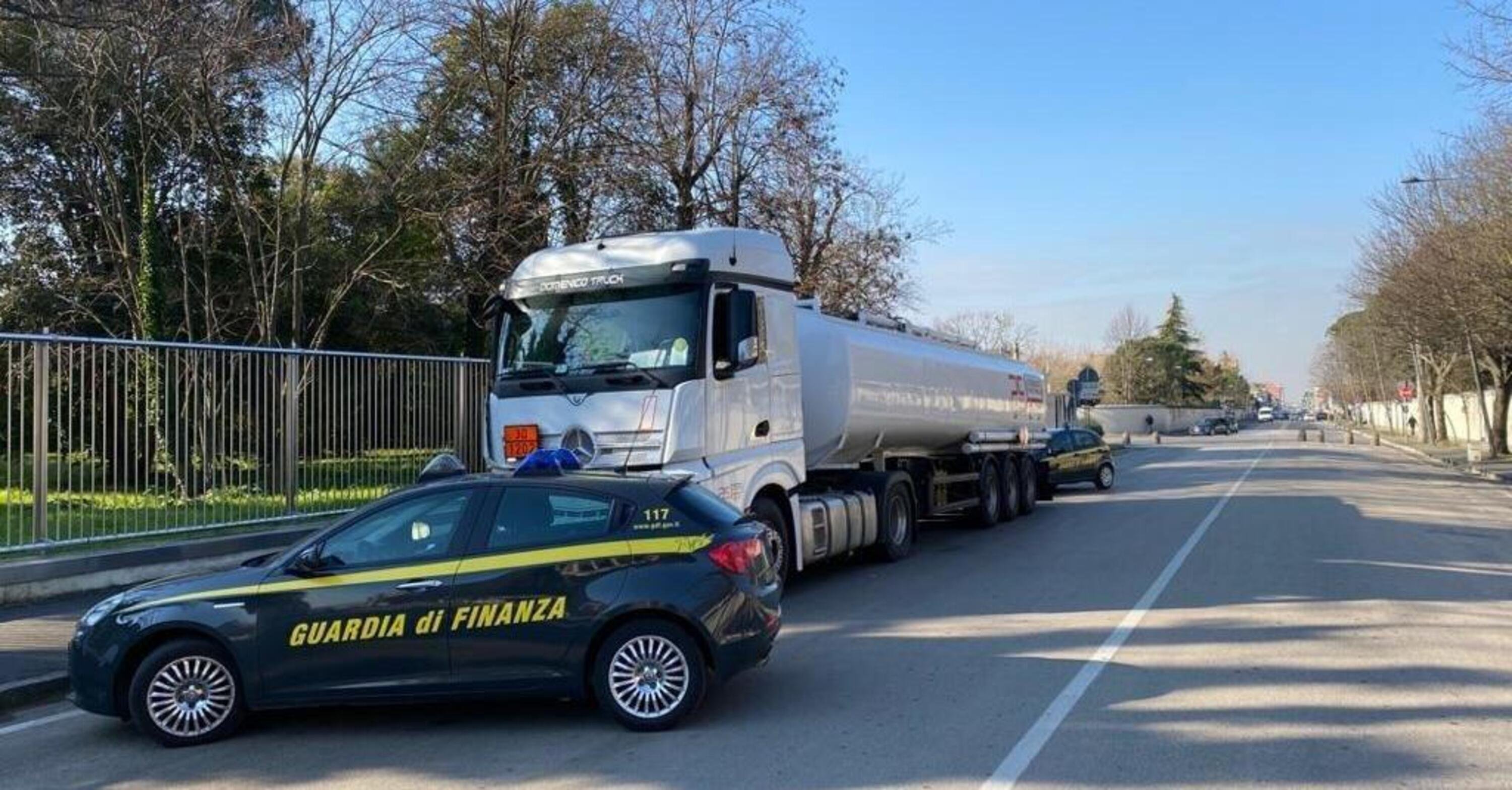 Traffico illecito di gasolio, sequestrati a Treviso 61mila litri dalla Guardia di finanza
