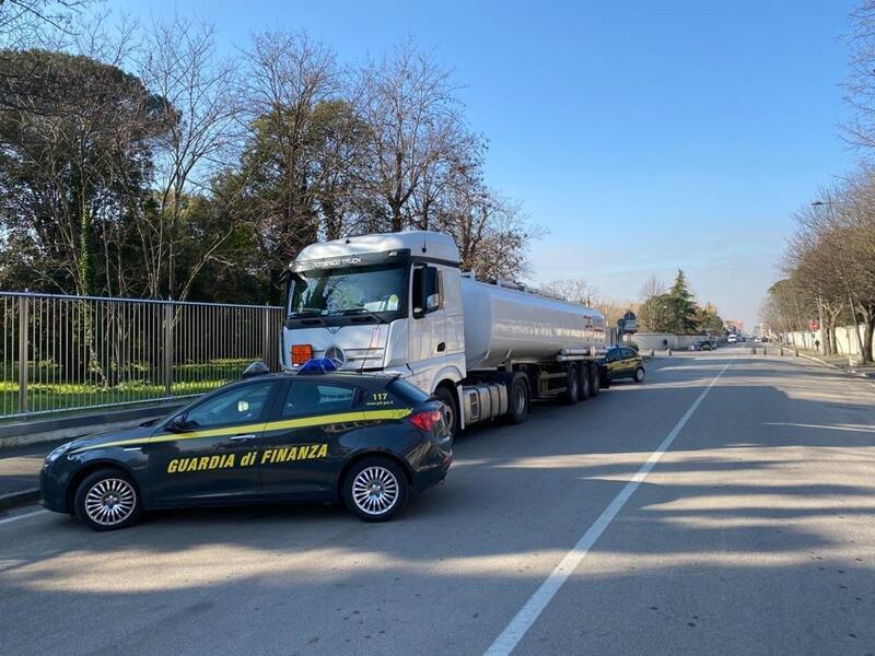 Traffico illecito di gasolio, sequestrati a Treviso 61mila litri dalla Guardia di finanza