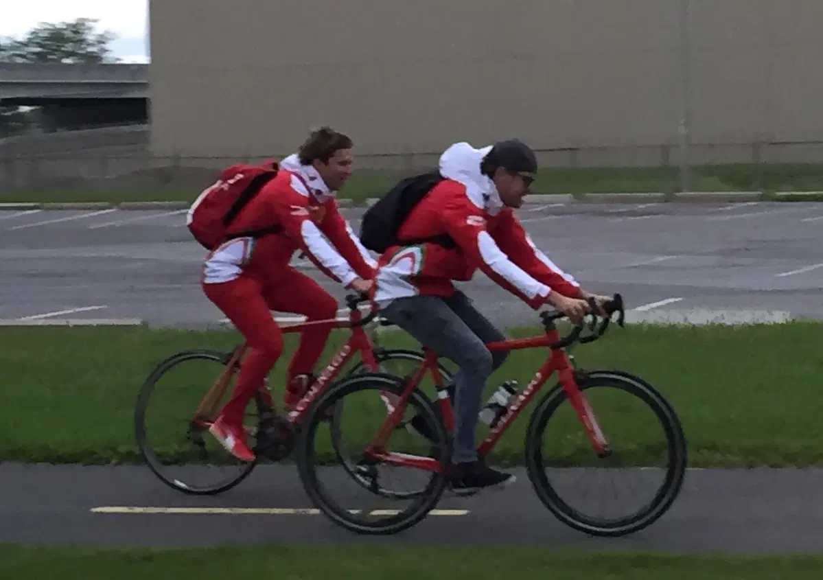 F1, Gp Canada 2016: Vettel raggiunge il circuito in bici
