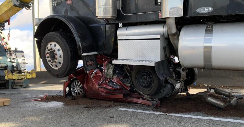 Auto schiacciata da camion, ma la conducente &egrave; incredibilmente illesa