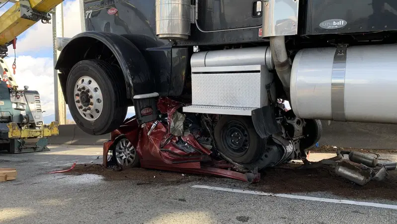 Auto schiacciata da camion, ma la conducente &egrave; incredibilmente illesa