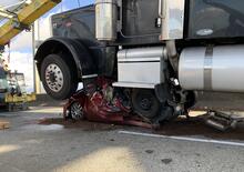 Auto schiacciata da camion, ma la conducente è incredibilmente illesa