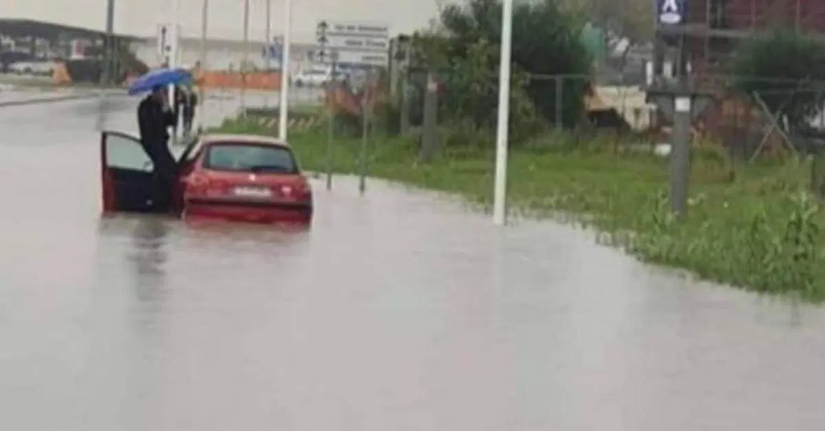 Cagliari, automobilista bloccato nell'acqua alta: gli scattano foto anzich&eacute; aiutarlo