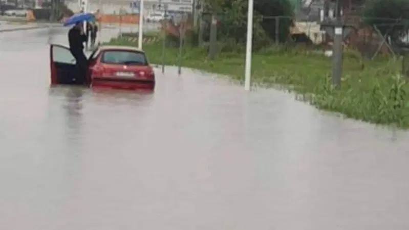 Cagliari, automobilista bloccato nell'acqua alta: gli scattano foto anzich&eacute; aiutarlo