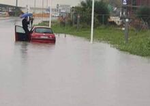 Cagliari, automobilista bloccato nell'acqua alta: gli scattano foto anziché aiutarlo