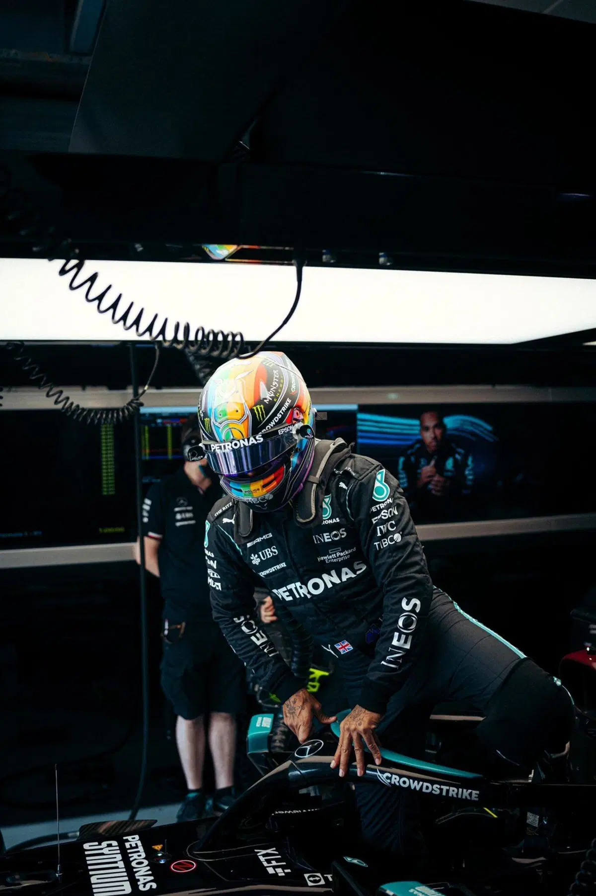 F1, casco arcobaleno per Lewis Hamilton in Qatar (3)