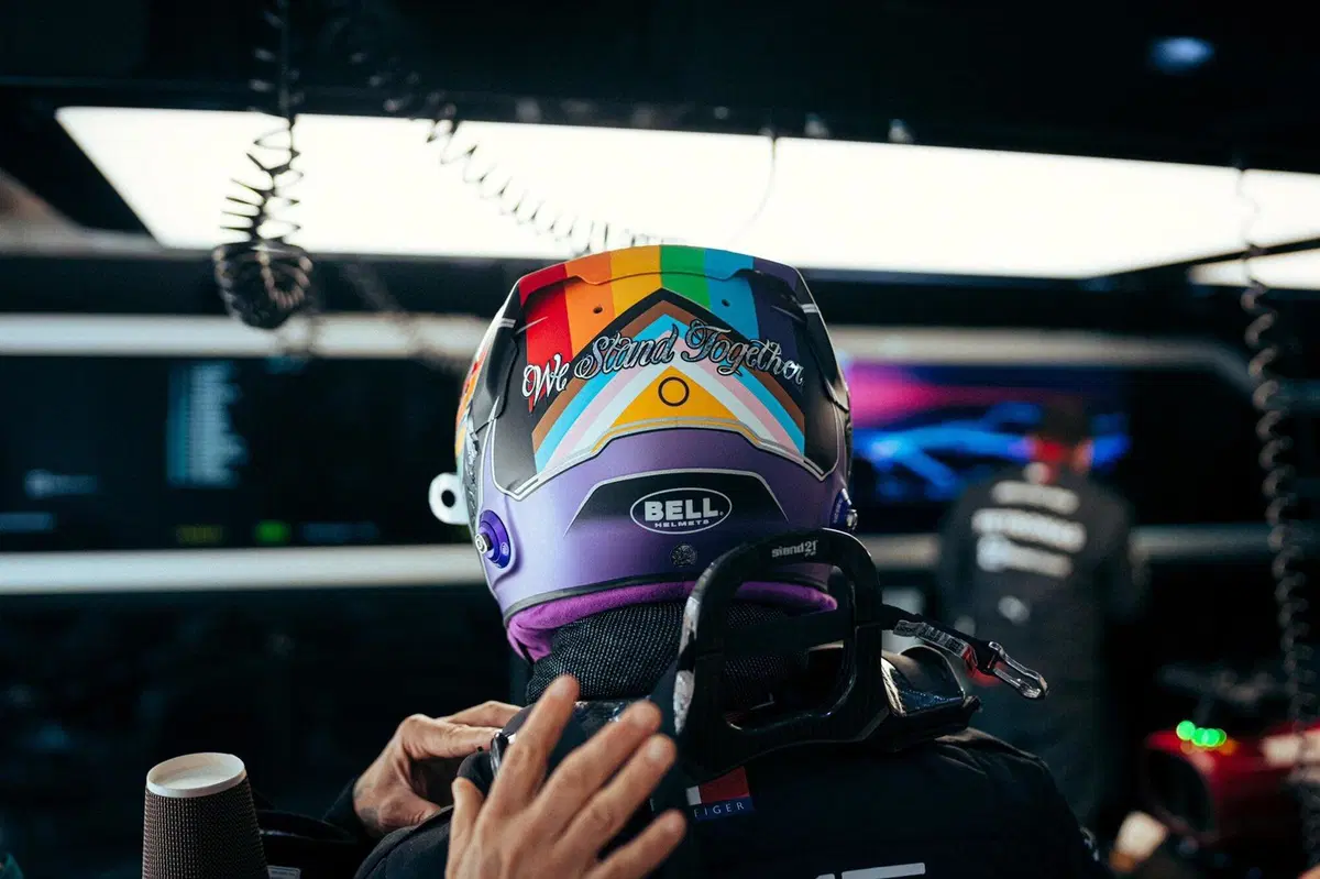 F1, casco arcobaleno per Lewis Hamilton in Qatar (2)