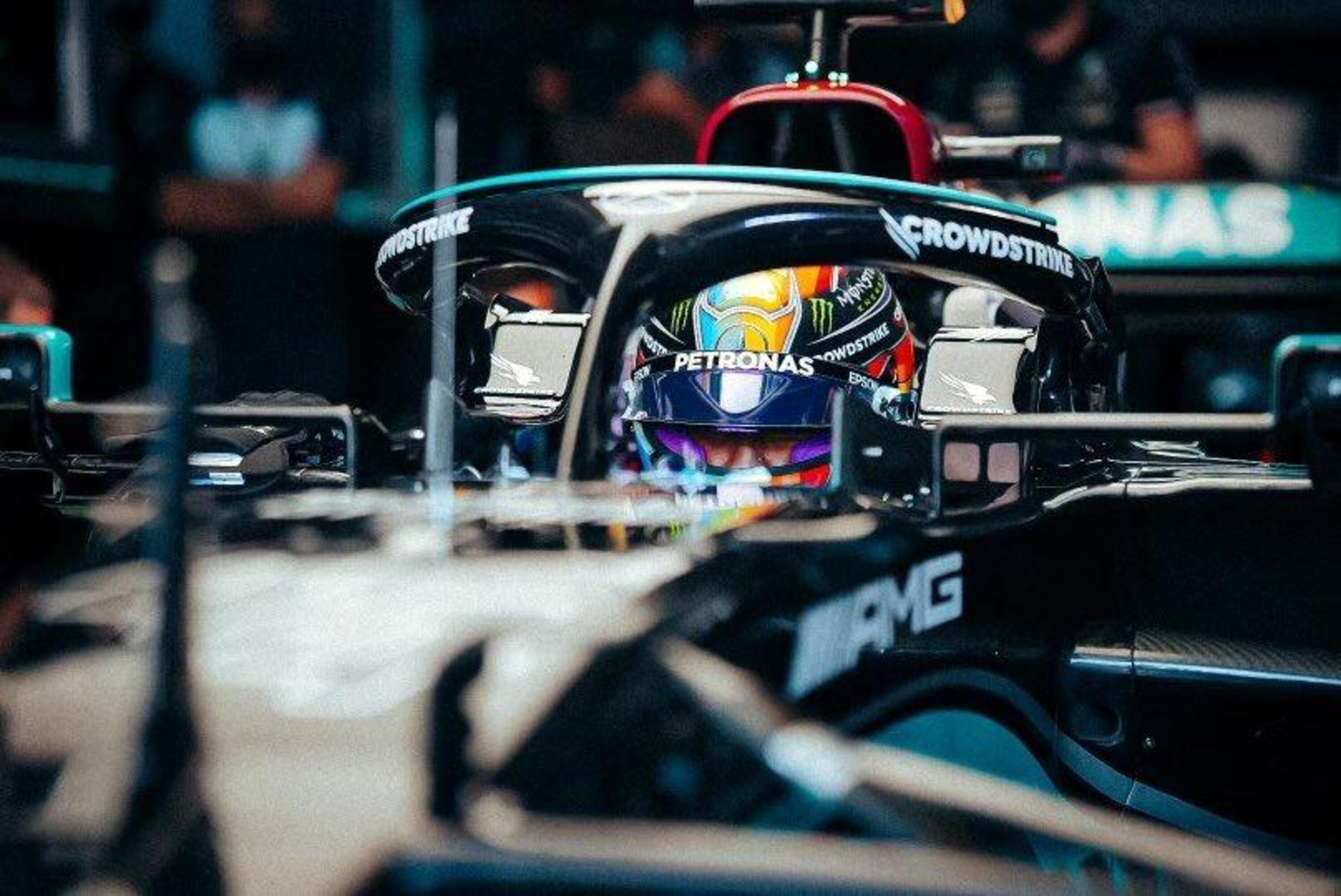 F1, casco arcobaleno per Lewis Hamilton in Qatar