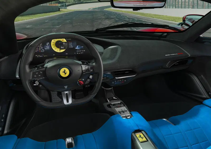 Gli interni strizzano l'occhio alla SF90 Stradale