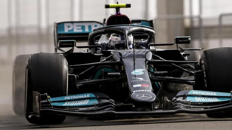 F1, tre posizioni di penalit&agrave; per Bottas e cinque per Verstappen. Nessuna sanzione per Sainz