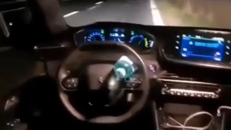 Bottiglietta incastrata nel volante e via, Ma non &egrave; un film: l'auto-bil&ograve;tt non mantiene la corsia [video crash]