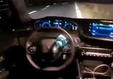 Bottiglietta incastrata nel volante e via, Ma non è un film: l'auto-bilòtt non mantiene la corsia [video crash]