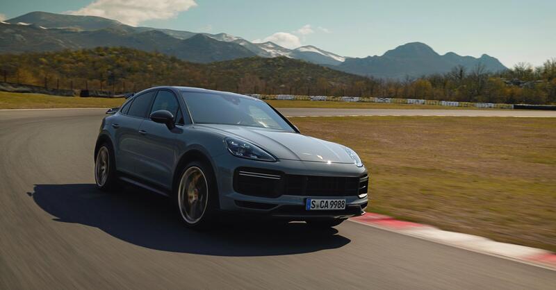 Porsche, arriver&agrave; una sorellona della Cayenne. E sar&agrave; la nuova ammiraglia