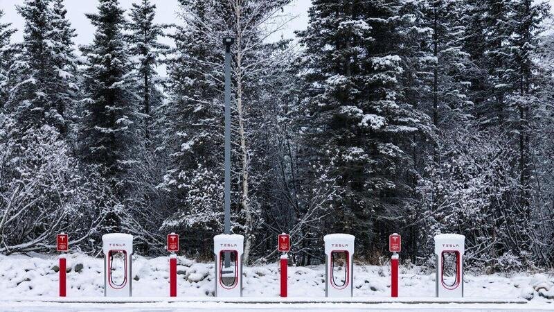 Tesla, i Supercharger arrivano anche in Alaska: ora sono presenti in tutti gli stati degli USA