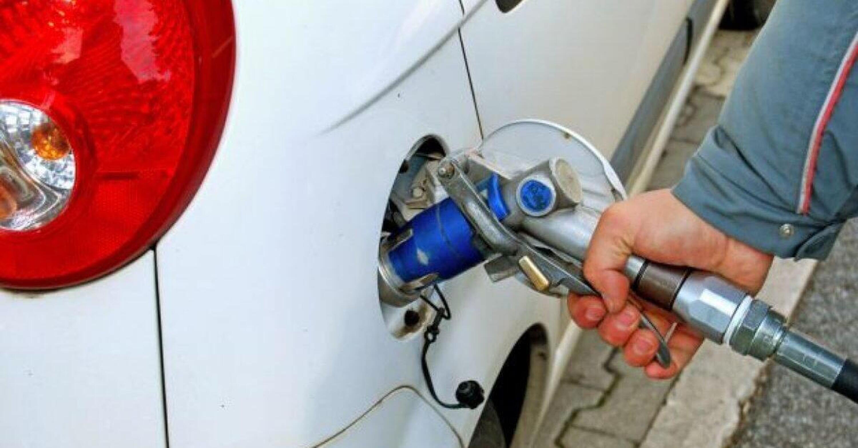 Impennata dei prezzi, le auto a metano si confermano le pi&ugrave; convenienti