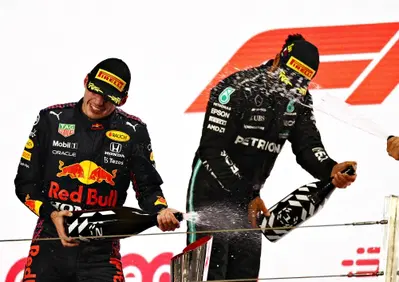 F1, anche gli altri piloti si schierano nella lotta tra Hamilton e Verstappen