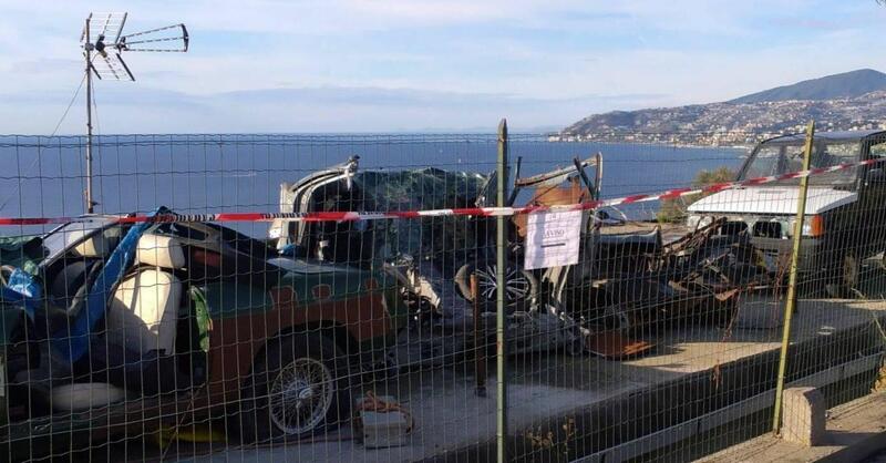 Sanremo, discarica abusiva con auto a cielo aperto