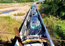 Carneficina di vetture trasportate da un treno che ha calcolato male le misure