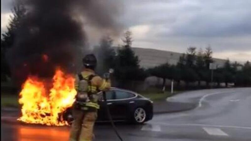 Tragico evento Tesla, altra Model 3 andata a fuoco [video]