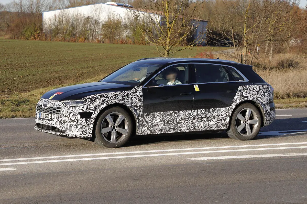 Audi e-tron restyling, le foto spia (3)