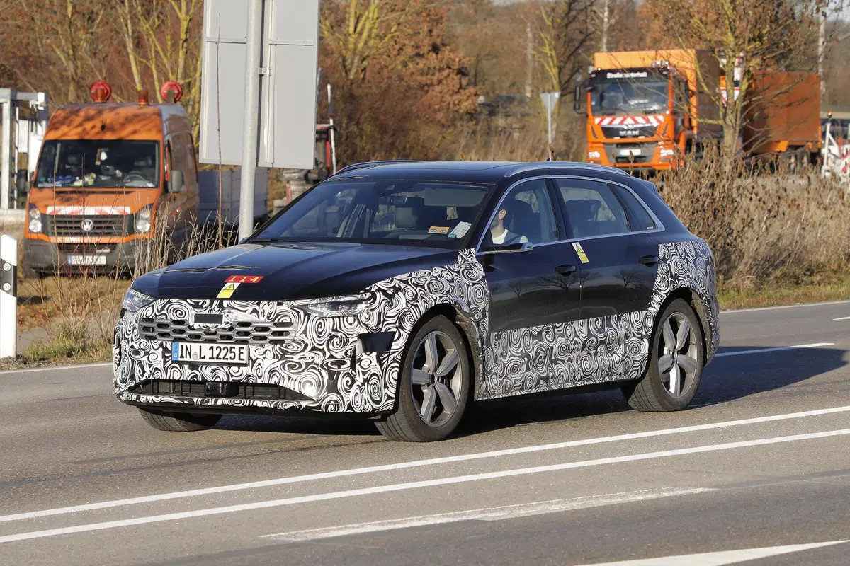 Audi e-tron restyling, le foto spia (5)