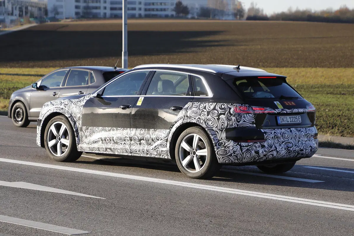 Audi e-tron restyling, le foto spia (4)