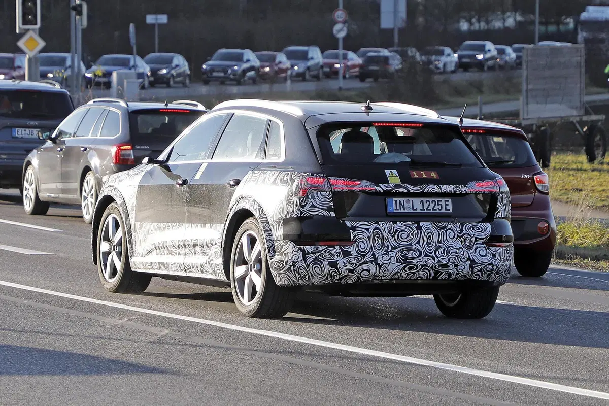 Audi e-tron restyling, le foto spia (6)