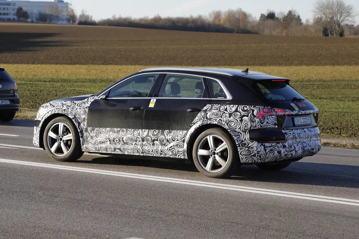 Audi e-tron restyling, le foto spia (7)