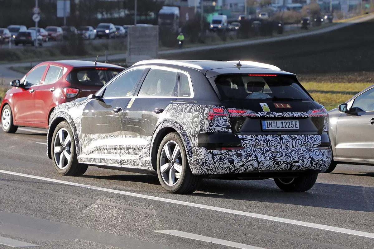 Audi e-tron restyling, le foto spia (8)